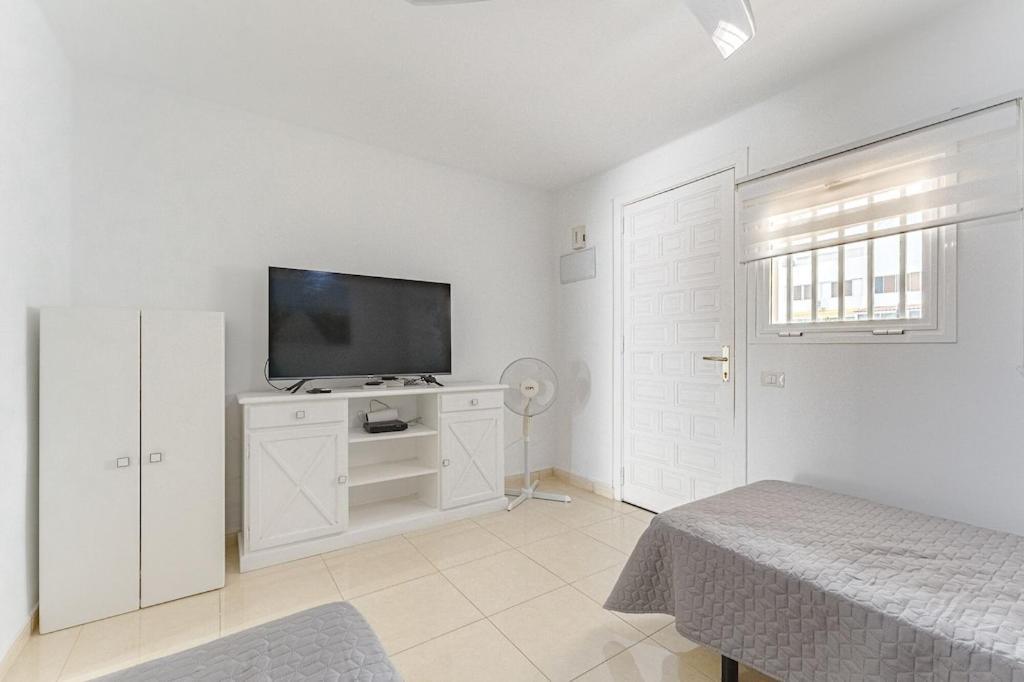 Beautiful With Large Terrace Close To The Apartment *